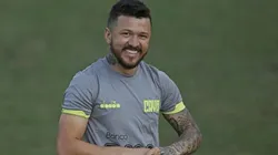 Vasco e empresário de Rossi se reúnem para definir futuro do atacante