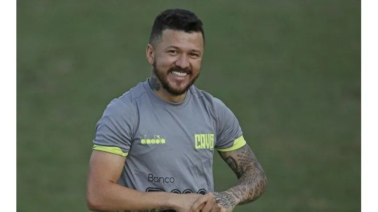 Vasco e empresário de Rossi se reúnem para definir futuro do atacante