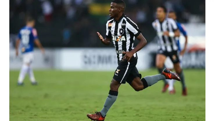 Clube do Japão faz proposta por Ezequiel e Botafogo bate o martelo