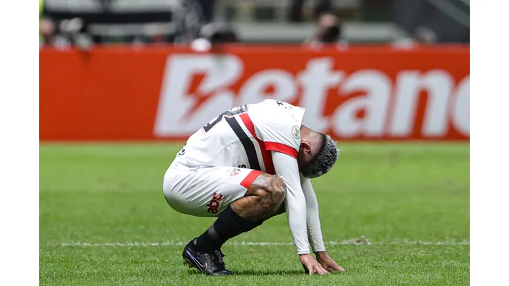 Franco jogador do São Paulo lamenta expulsão durante partida contra o Atletico-MG. Foto: Gilson Lobo/AGIF
