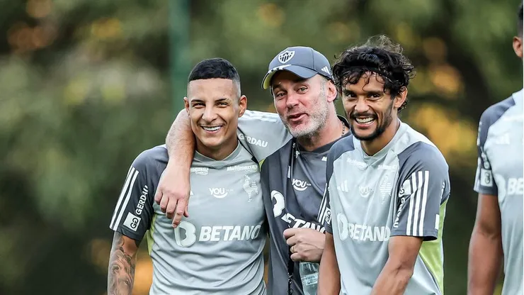 Arana, Scarpa e o técnico Milito do Atlético. Foto: Pedro Souza / Atlético