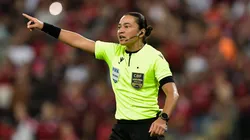 A árbitra Edina Alves Batista durante partida entre Flamengo e Fortaleza no estadio Maracana pelo campeonato Brasileiro A 2024. Foto: Thiago Ribeiro/AGIF