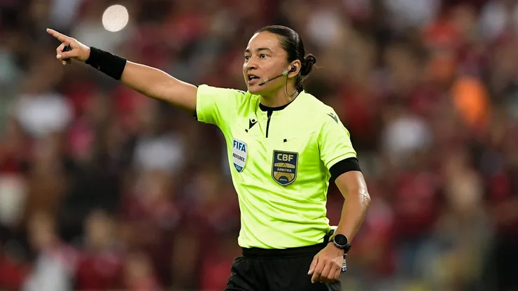 A árbitra Edina Alves Batista durante partida entre Flamengo e Fortaleza no estadio Maracana pelo campeonato Brasileiro A 2024. Foto: Thiago Ribeiro/AGIF