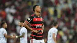 RJ - RIO DE JANEIRO - 11/07/2024 - BRASILEIRO A 2024, FLAMENGO X FORTALEZA - Carlinhos jogador do Flamengo lamenta derrota ao final da partida contra o Fortaleza no estadio Maracana pelo campeonato Brasileiro A 2024. Foto: Thiago Ribeiro/AGIF