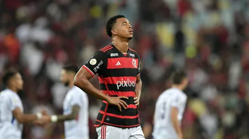 RJ - RIO DE JANEIRO - 11/07/2024 - BRASILEIRO A 2024, FLAMENGO X FORTALEZA - Carlinhos jogador do Flamengo lamenta derrota ao final da partida contra o Fortaleza no estadio Maracana pelo campeonato Brasileiro A 2024. Foto: Thiago Ribeiro/AGIF