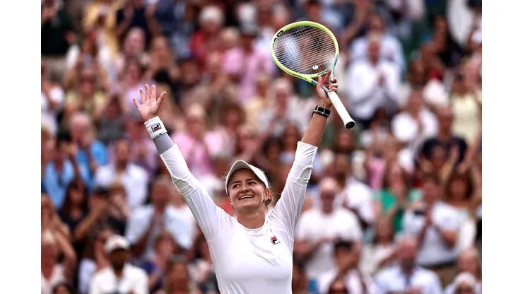 Krejcikova, em semifinal contra Rybakina no torneio feminino de Wimbledon (Foto: Francois Nel/Getty Images)