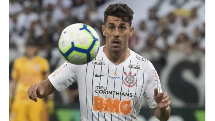 Danilo Avelar sai da casinha e questiona críticas ao elenco corinthiano