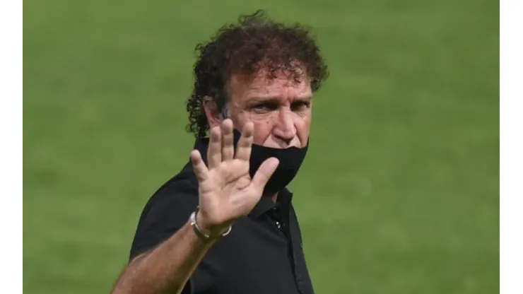 Cuca comemora classificação em meio a momento turbulento do Santos