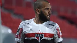 Organizada do São Paulo protesta no CT e Daniel Alves é cobrado
