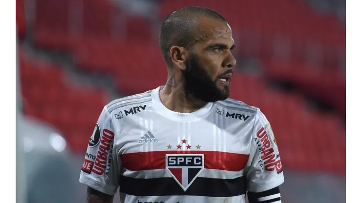 Organizada do São Paulo protesta no CT e Daniel Alves é cobrado
