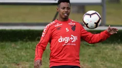 Wellington recebe proposta do Besiktas-TUR e pode deixar o Athletico