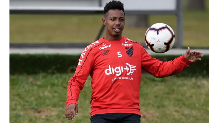 Wellington recebe proposta do Besiktas-TUR e pode deixar o Athletico
