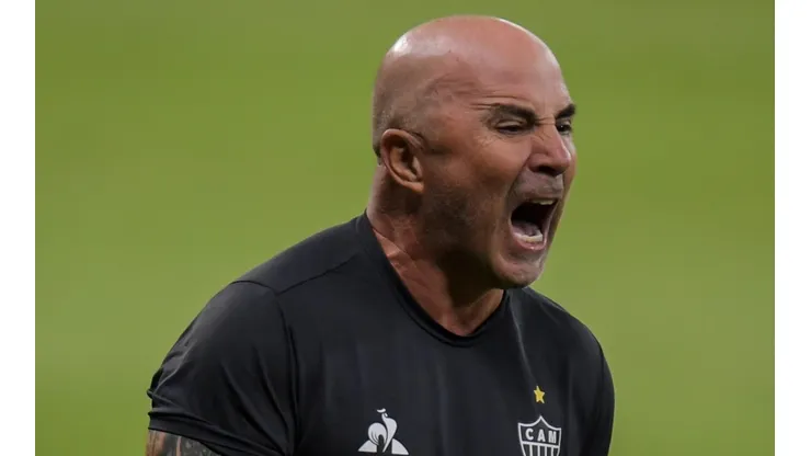 Sampaoli 'perde a linha' com diretoria por salários atrasados e ameaça deixar Atlético; Cavani é pivô de irritação do elenco