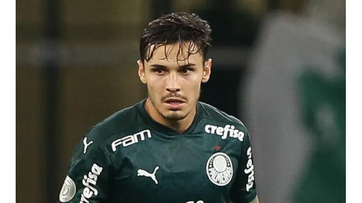 Raphael Veiga se torna 'vítima' da Nação