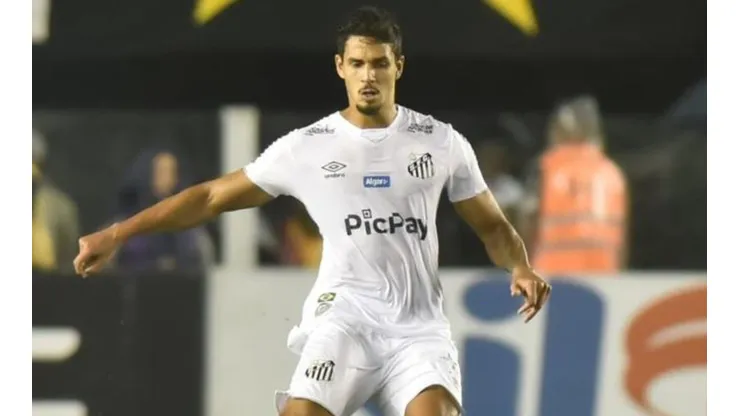 Veríssimo puxa lista de desfalques na defesa do Santos