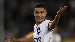 Erik agita torcida do Botafogo e manda recado sobre retorno