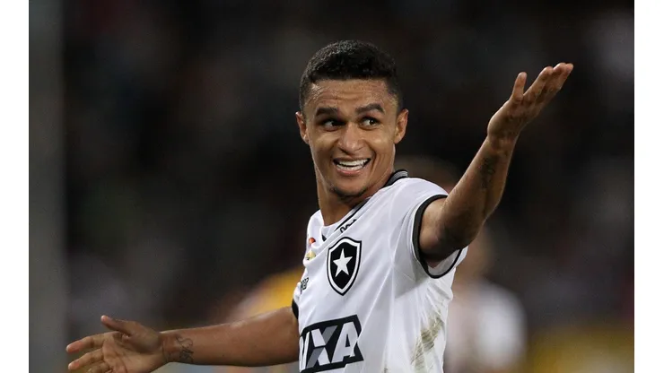 Erik agita torcida do Botafogo e manda recado sobre retorno