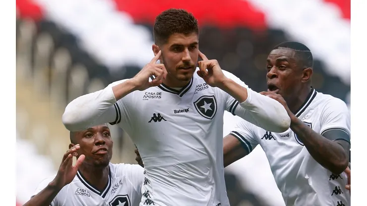 Pedro Raul ganha vaga no time titular do Botafogo