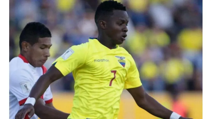 Cazares atuando pela Seleção do Equador.