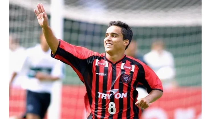 Jadson negocia retorno ao Athletico