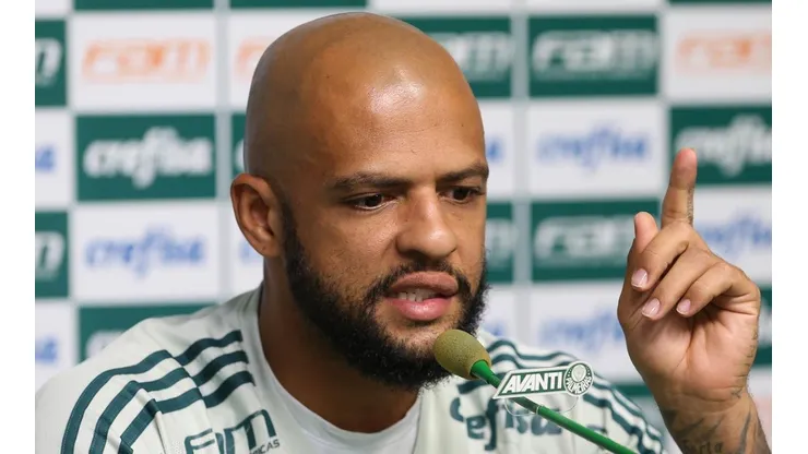 Felipe Melo se irrita com criticas a Luxemburgo e sai em defesa do treinador