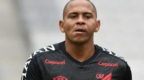 Walter é diagnosticado com Covid-19 e desfalca Athletico por 15 dias