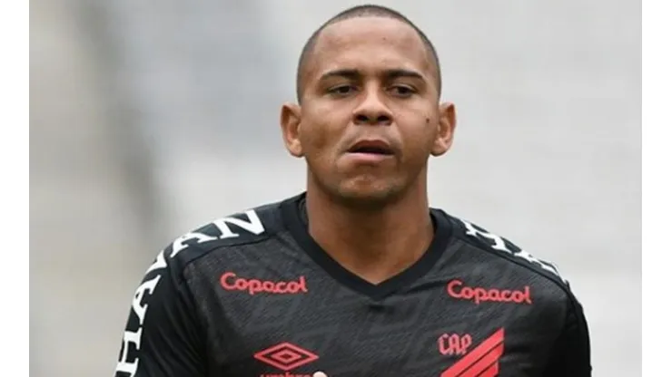 Walter é diagnosticado com Covid-19 e desfalca Athletico por 15 dias