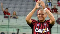 Empresário nega saída de Walter: "Está focado no Athletico"