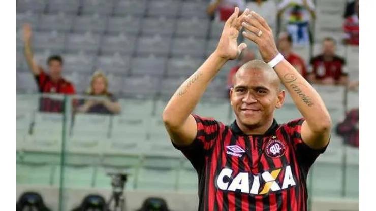 Empresário nega saída de Walter: "Está focado no Athletico"
