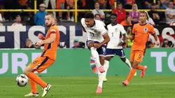 Ollie Watkins da Inglaterra marcando gol da classificação do time na Eurocopa. (Foto de Alex Livesey/Getty Images)