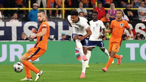 Ollie Watkins da Inglaterra marcando gol da classificação do time na Eurocopa. (Foto de Alex Livesey/Getty Images)