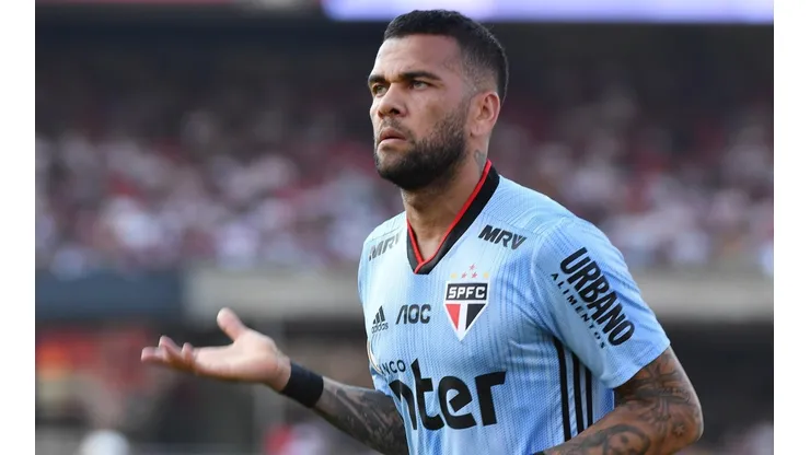 Daniel Alvez não participou das últimas partidas em decorrência de uma fratura.