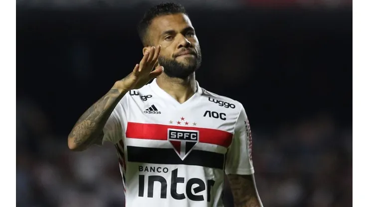 Daniel Alves está fora da partida diante da LDU