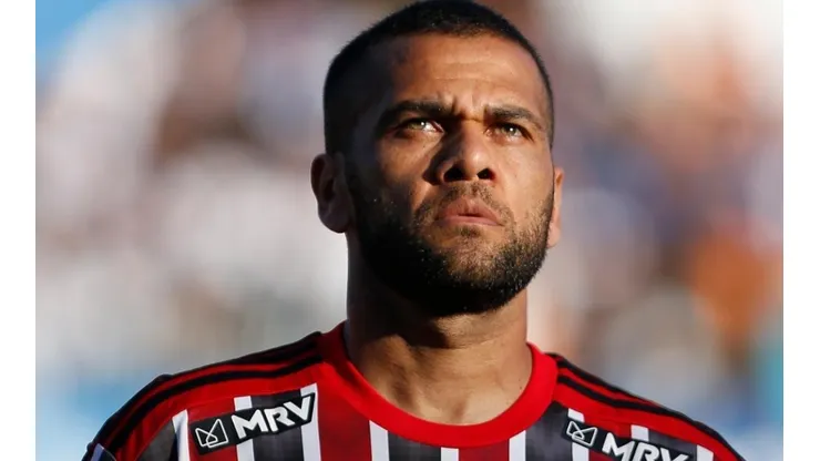 Daniel Alves comunica diretoria que deseja sair do São Paulo