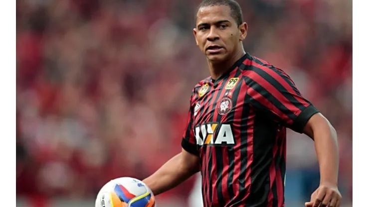 Jornalista afirma que Goiás negocia retorno do atacante Walter