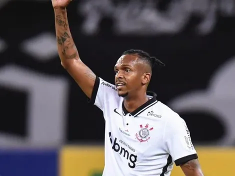 Corinthians consegue efeito suspensivo e Jô retorna ao time titular