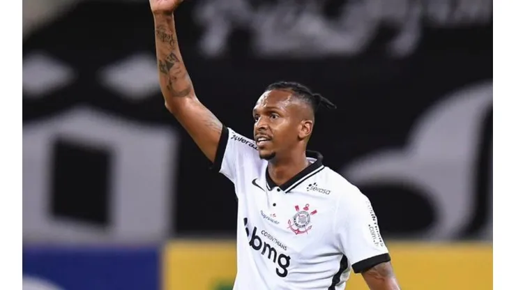 Corinthians consegue efeito suspensivo e Jô retorna ao time titular