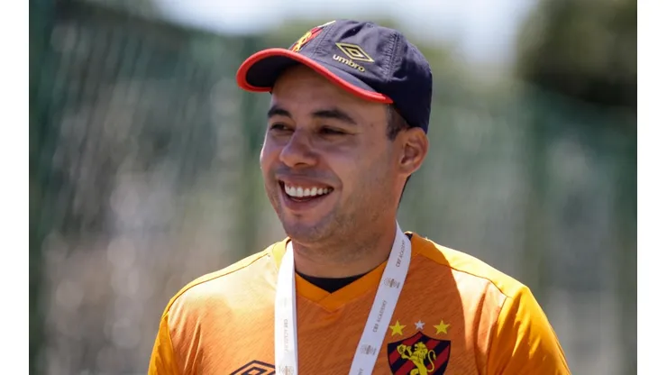 Jair dá aval e Sport abre negociações com meia-atacante do Atlético