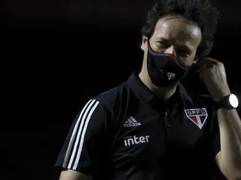 Diniz rebate demora para substituições e torcida não perdoa