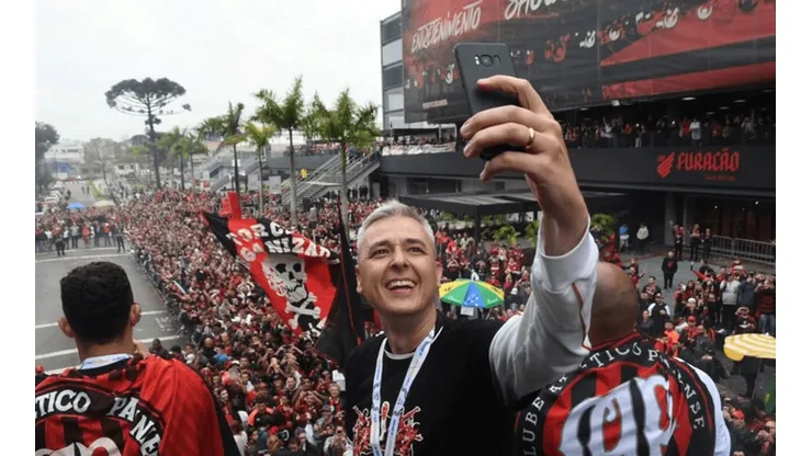 Tiago Nunes agita torcida do Athletico com possível volta