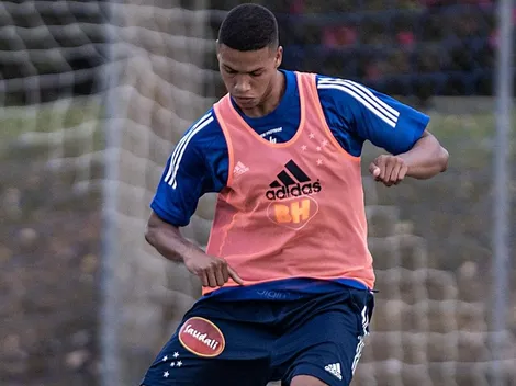 Paulo Eduardo, do Cruzeiro, é observado pelo Atlético