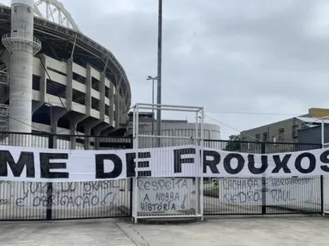 Torcida do Botafogo faz protesto no Nilton Santos