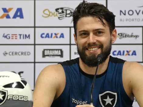 "Tenho muita saudade de vestir a camisa do Botafogo", diz João Paulo