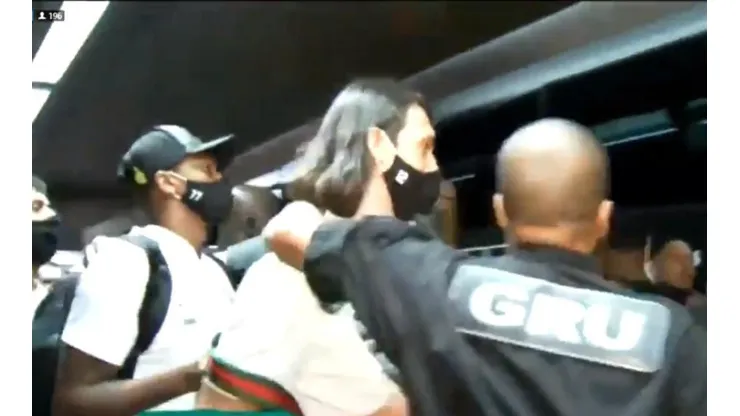 Fiel se revolta e protesto tem quebra-pau na chegada do Corinthians
