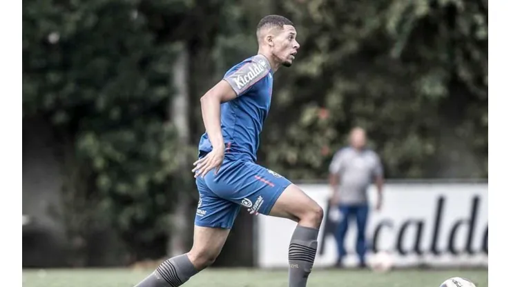 Alex Nascimento celebra estreia sob comando de Cuca