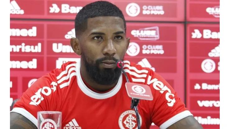 Rodinei entra em xeque no Inter e Coudet indica novo lateral-direito ao Colorado