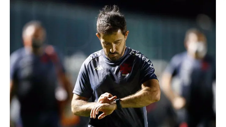 Ramon é comunicado e Vasco terá mudanças na zaga diante do Atlético-GO