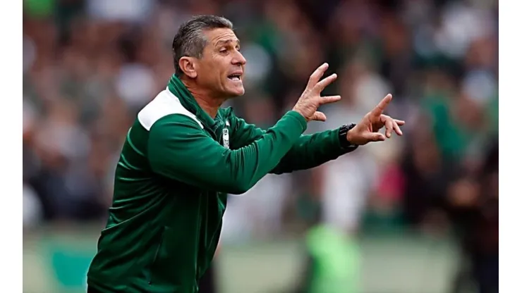 Coritiba ganha reforço de meio-campista para a sequência da temporada e Jorginho avalia