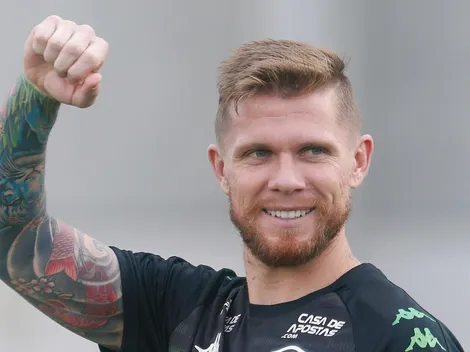 Forster pode ser titular na lateral do Botafogo contra o Athletico