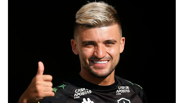 Com retorno de Victor Luis, Botafogo encaminha escalação para jogo contra o Athletico